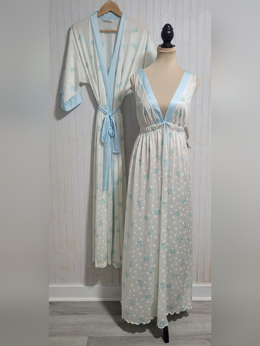VINTAGE 1980s NWT MISS ELAINE Cottagecore Blue Rose Nightgown & Robe Set Small
